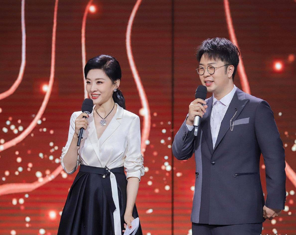 原创她曾是央视主持人,今在《声临其境》,穿衬衣半裙,尽显知性优雅