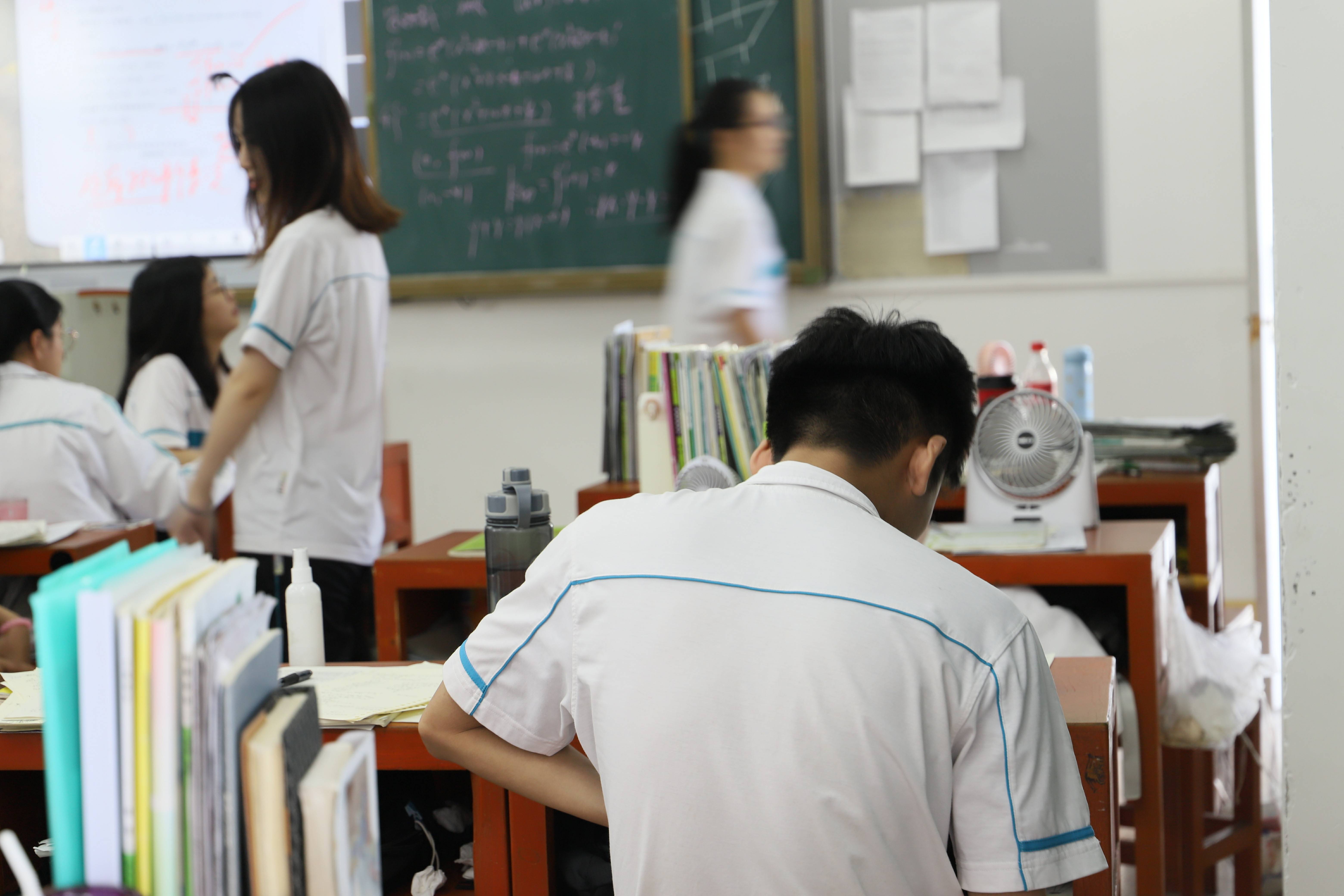 (下课后,留在教室里复习的学生)