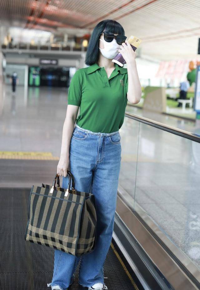 谭卓的湖蓝发挺招摇配休闲装没违和感这发型一般人难驾驭