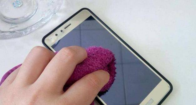 屏幕脏了怎么清理用酒精擦拭这些损害你要悉知