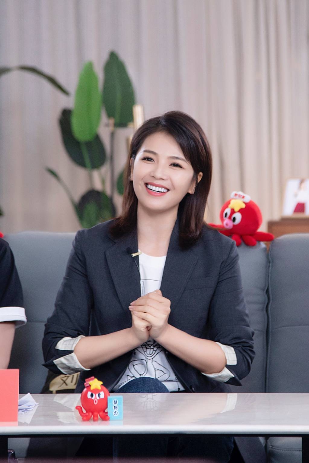 41岁的刘涛剪掉长发变锁骨短发搭配西服和牛仔裤时髦减龄