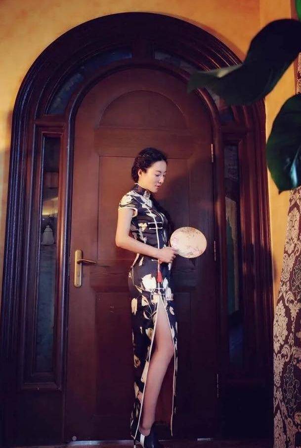 53岁健身20年,身材火辣完爆18岁少女!和24岁儿子竟被误认是情侣