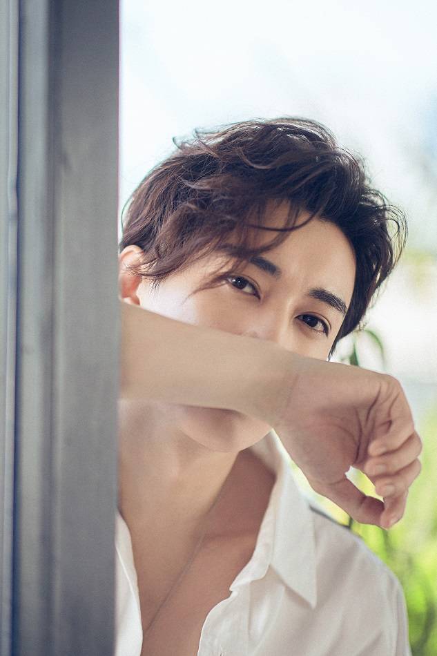 刘学义生日写真眼藏星辰 如清风拂面般静谧美好