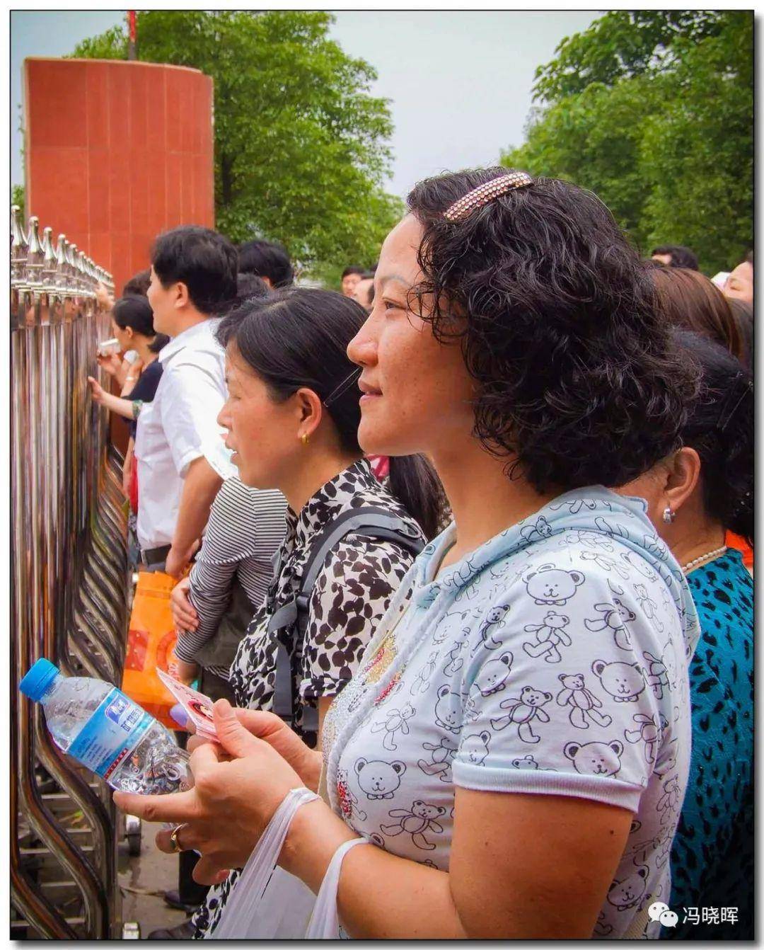 高考日,在考场外等待的母亲