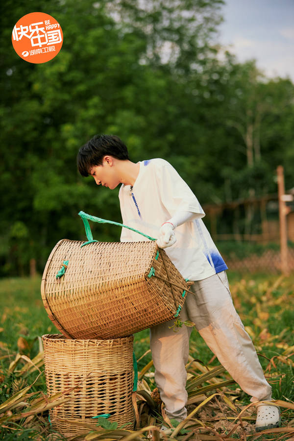 在7月3日节目播出当晚20:00,继续上线了公益助农直播,导演张航希携小h
