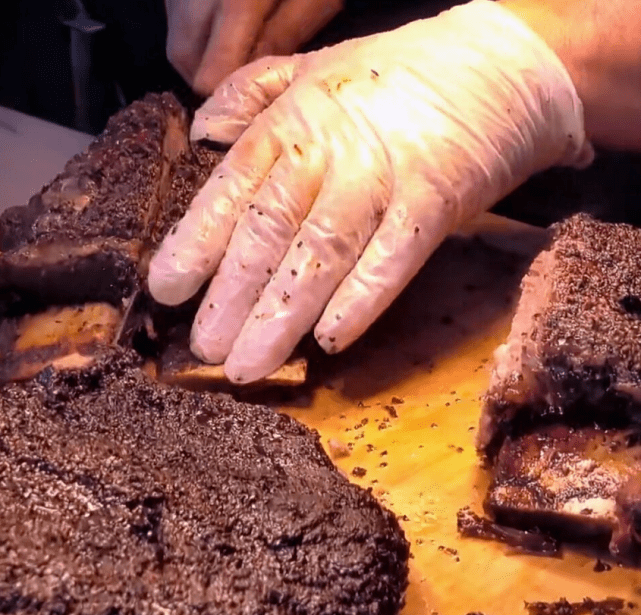 伦敦街头的烤牛肉,第一次见还以为烤糊了,吃完才明白为啥这么黑