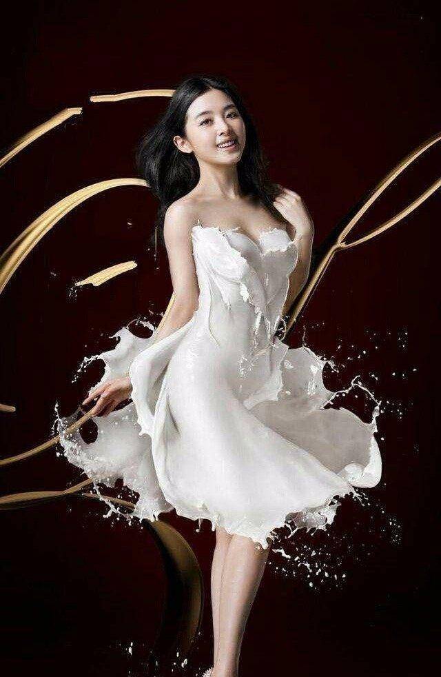 15岁为某乳企献唱爆赚20亿分文未取,31岁张含韵乘风破浪重拾高光