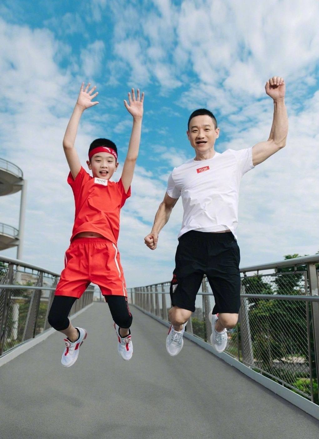 儿子拍广告,父子俩活力满满同框凹造型帅呆了,尽显阳刚之气_杨阳洋