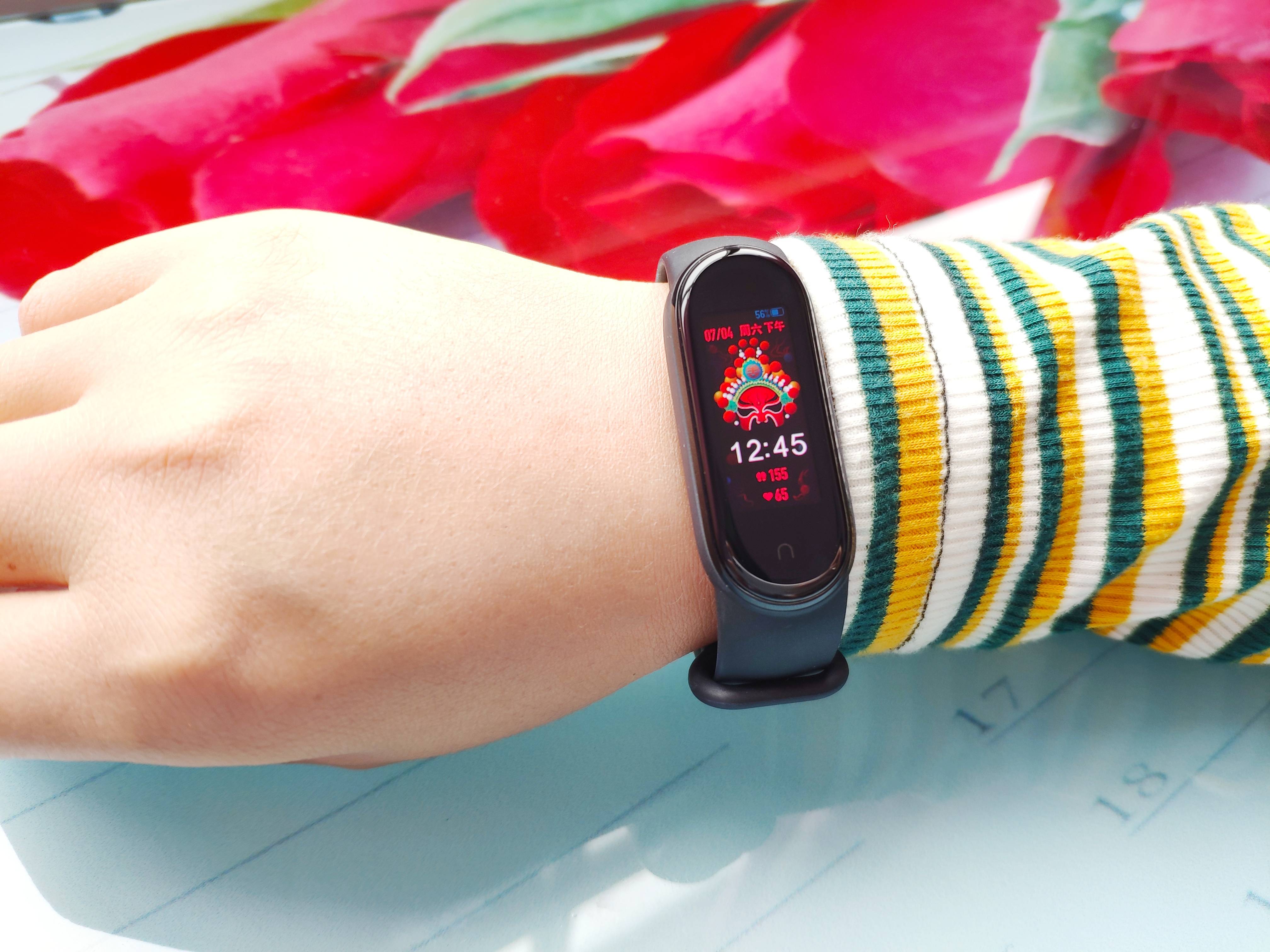 下载小米穿戴或小米运动app进行绑定,两款app都支持绑定小米手环5