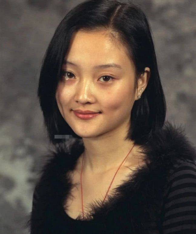 二十年过去了,照片中这个李小璐却越活越年轻,越来越漂亮了,对比过去