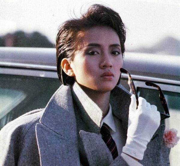 《似水流年》由世界音乐家喜多郎作曲,服装设计师刘培基把梅艳芳包装