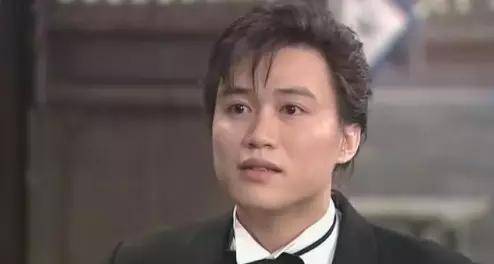 陈智彬饰演秀才的同学,单恋祝无双的骗子辛普森林永健和老婆周冬齐