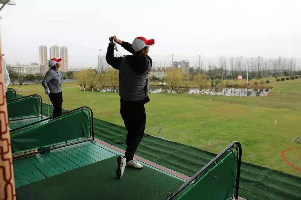 唐球运动传承"捶丸"文化,并结合高尔夫特点,在增强娱乐性,趣味性的