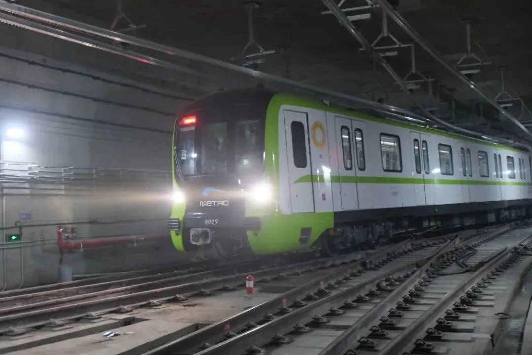 原创成都计划年底开通的地铁线标志色是暗青色列车采用8节编组a型