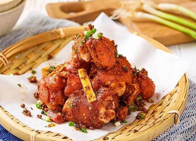 秘制川式脆皮猪手,外酥里嫩,摆摊超多人排队