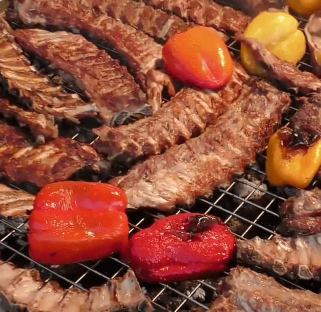 估计大家就会眼睛一亮,因为国外的烧烤,尤其是肉食烧烤基本上都非常