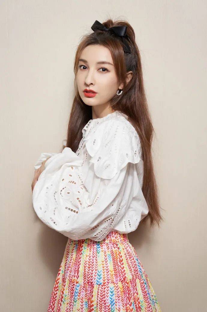 原创瘦出超模腿的吴昕最近迷上了这款皱皱裤肥大松垮却不显胖