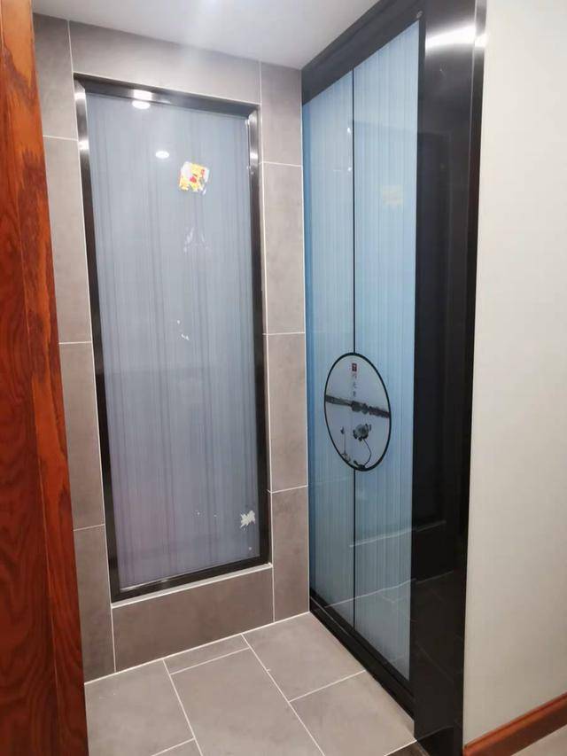 玻璃隔断早不流行啦这种夹丝玻璃门更高级老爸看了闹着也要装