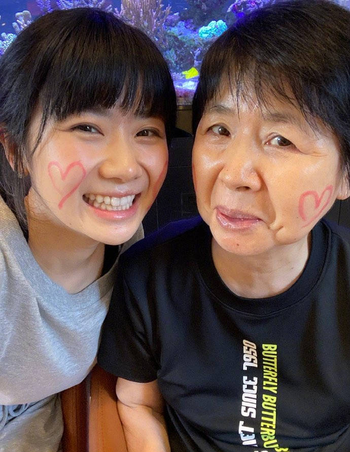 福原爱晒与妈妈合照两人脸上画心笑容满面心情好