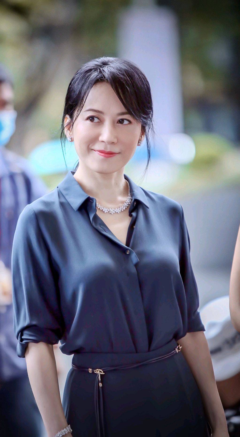 原创俞飞鸿的穿搭一如既往的优秀白上衣配卡其色休闲裤清爽又时髦