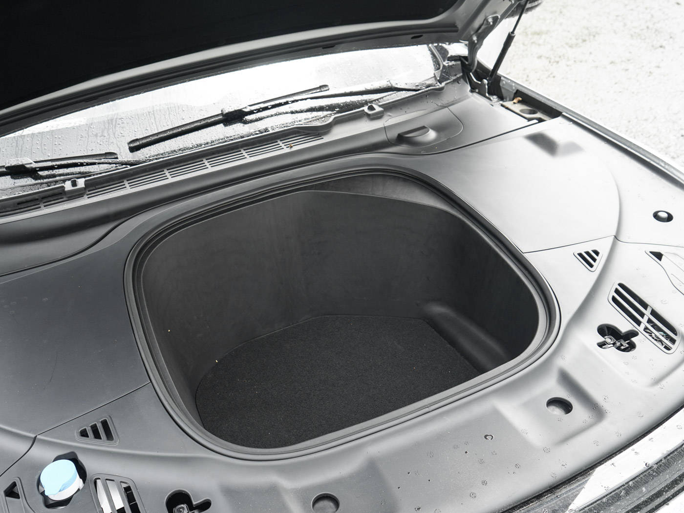 小鹏p7越级表现的轴距同样给到了越级表现的空间,驾驶位座椅支持腰部