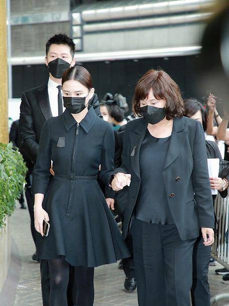 原创59岁梁安琪太会穿,在赌王何鸿燊葬礼上,也不忘秀她的穿搭