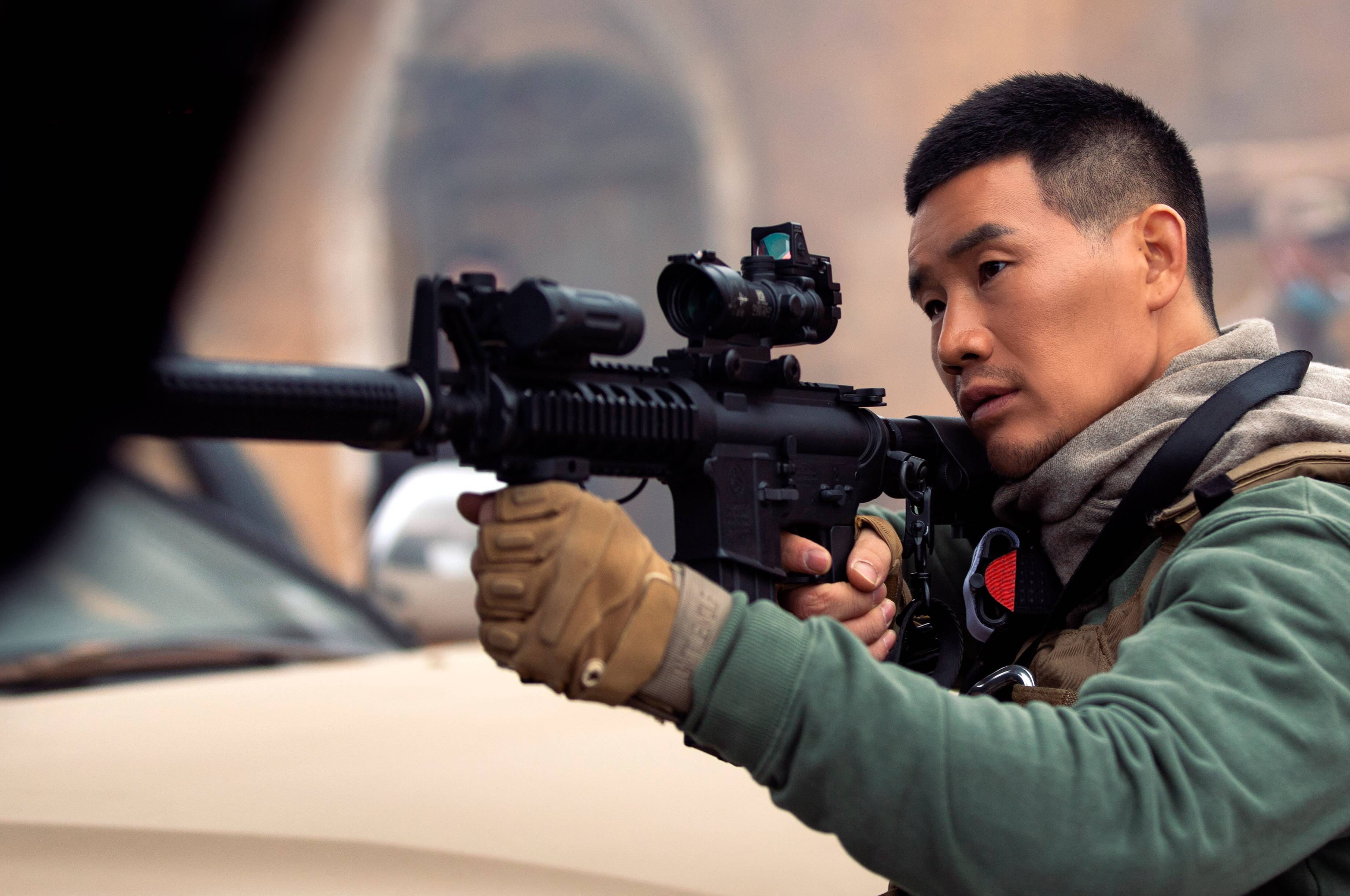 电影猎鹰突击即将上线谢孟伟异国上演硬汉温情