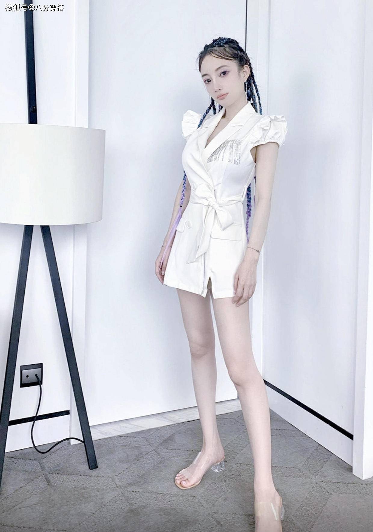 李小璐彻底放飞自我了彩色脏辫酷炫霸气配白色连衣裙魅力十足