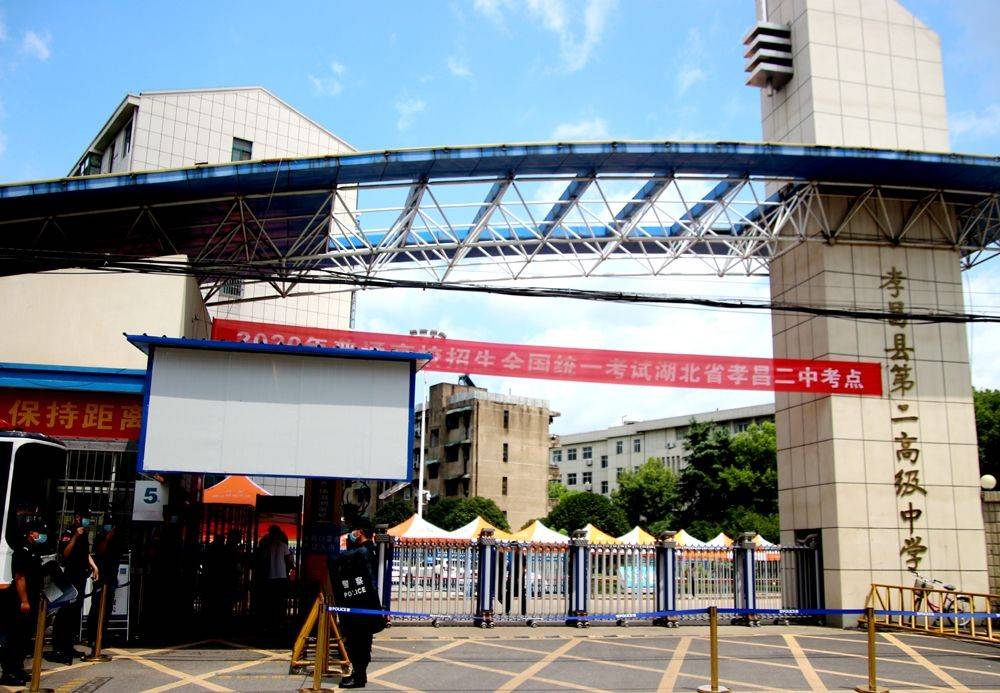 湖北孝昌坚强女生:坐着轮椅迎战高考 回报母校感恩社会