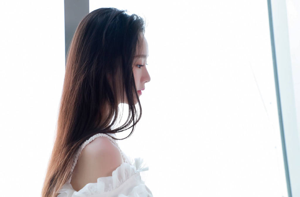 张艺凡吊带纱裙甜美图片