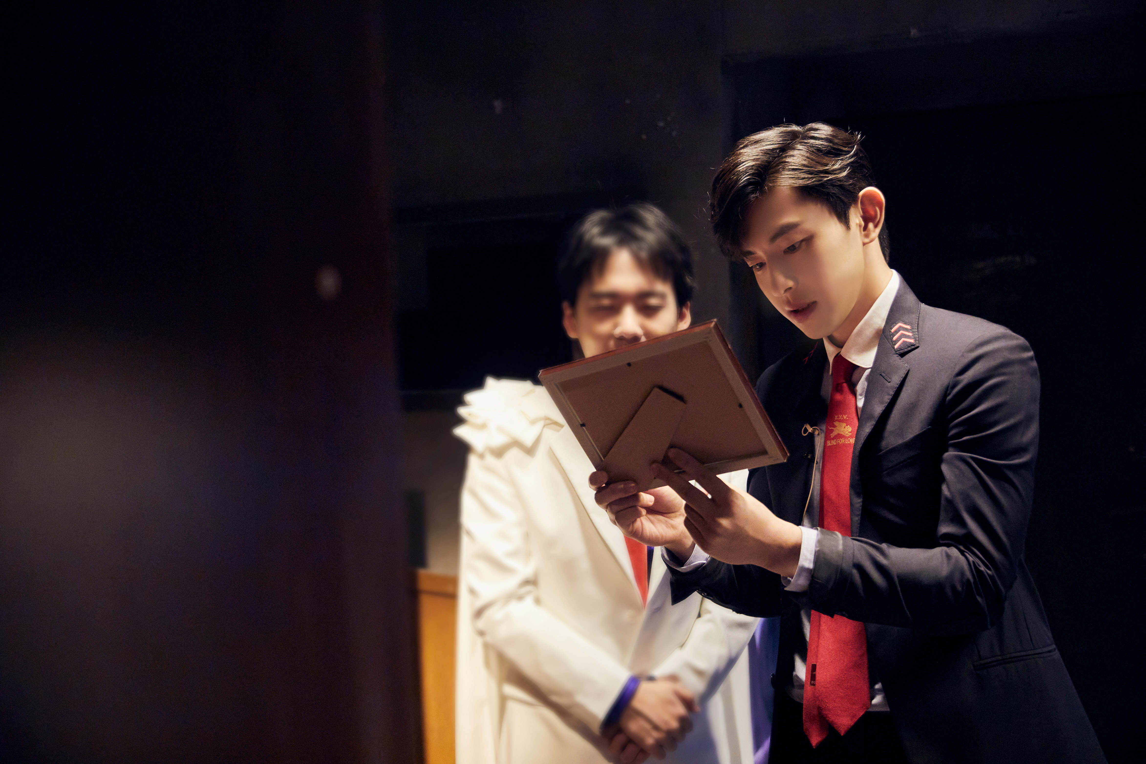 《密逃2》邓伦杨幂上演爆笑全黑挑战 郭麒麟被逼说贯口_密室