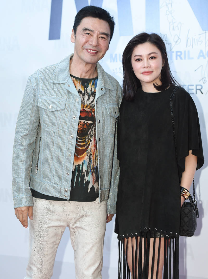 原创67岁钟镇涛携娇妻亮相范姜穿黑色流苏裙配黑色短靴美得好养眼