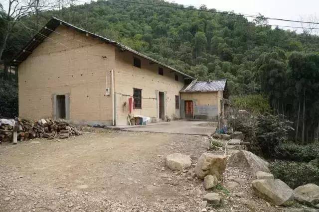 一位酷似"星爷"的70大叔改造农村土房,让猪舍变成山间美宿_自然