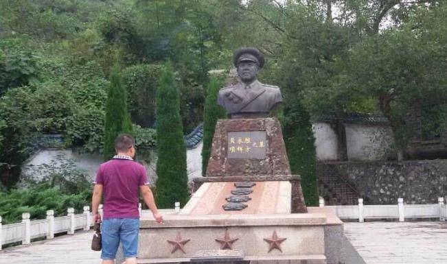 黄永胜将军墓,参加过历次反围剿和长征,具有卓越的指挥领导能力_功劳