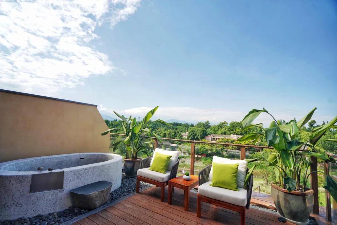 我在青城山,找到一个拥有超大露台的私汤酒店!