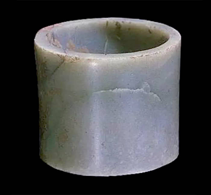 玉箍. 高5.7,直径7.1,璧厚0.7厘米. 1967年河南偃师二里头遗址出土.