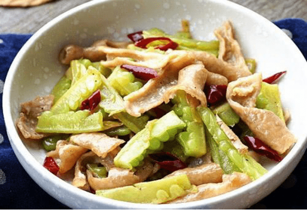 酸菜猪肚排骨煲,蒜蓉香菇油麦菜,苦瓜肥肠,肉炒南瓜