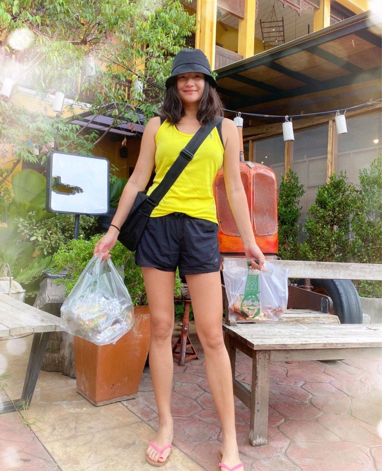 原创瞿颖不愧是模特身材,身穿浅灰色连衣裙配精致高跟鞋,华丽又高贵