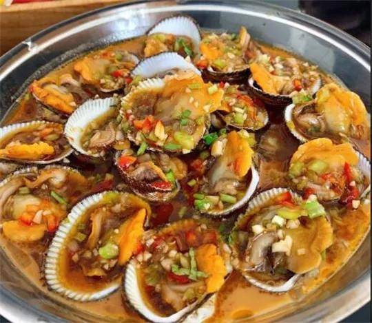 麻汁凉粉拌小海鲜,毛蚬上面有青红椒碎,下面是凉粉,麻麻的.