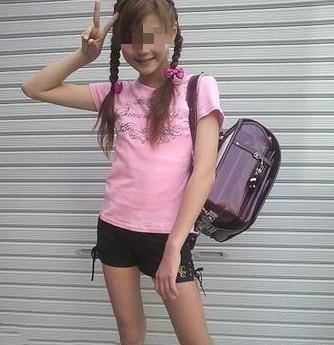 原创10岁女孩穿着"性感"走红,身材不输成年人,网友:性教育缺失