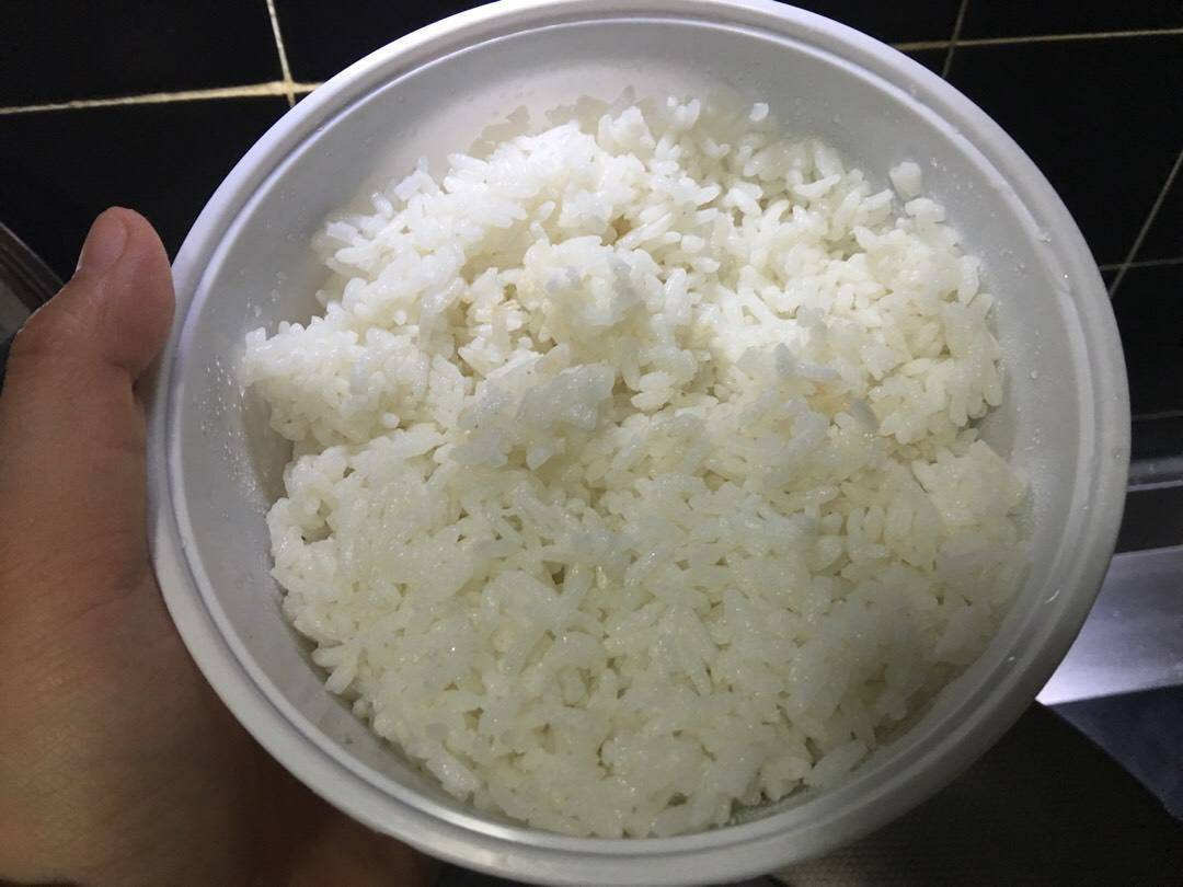 夏天熟米饭怎么保存,熟米饭夏天可以放多久