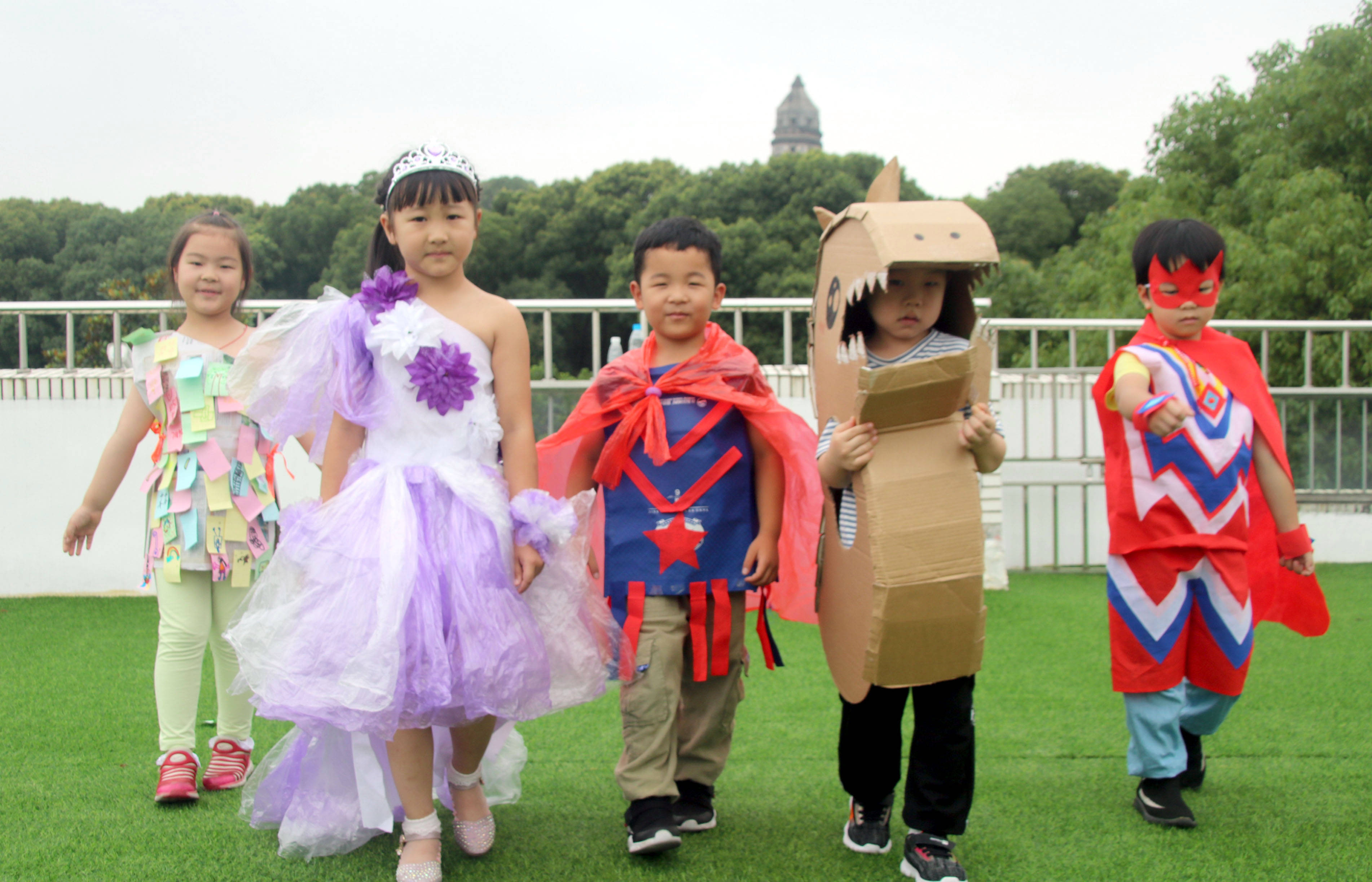 苏州市虎丘中心幼儿园萌娃上演环保时装秀