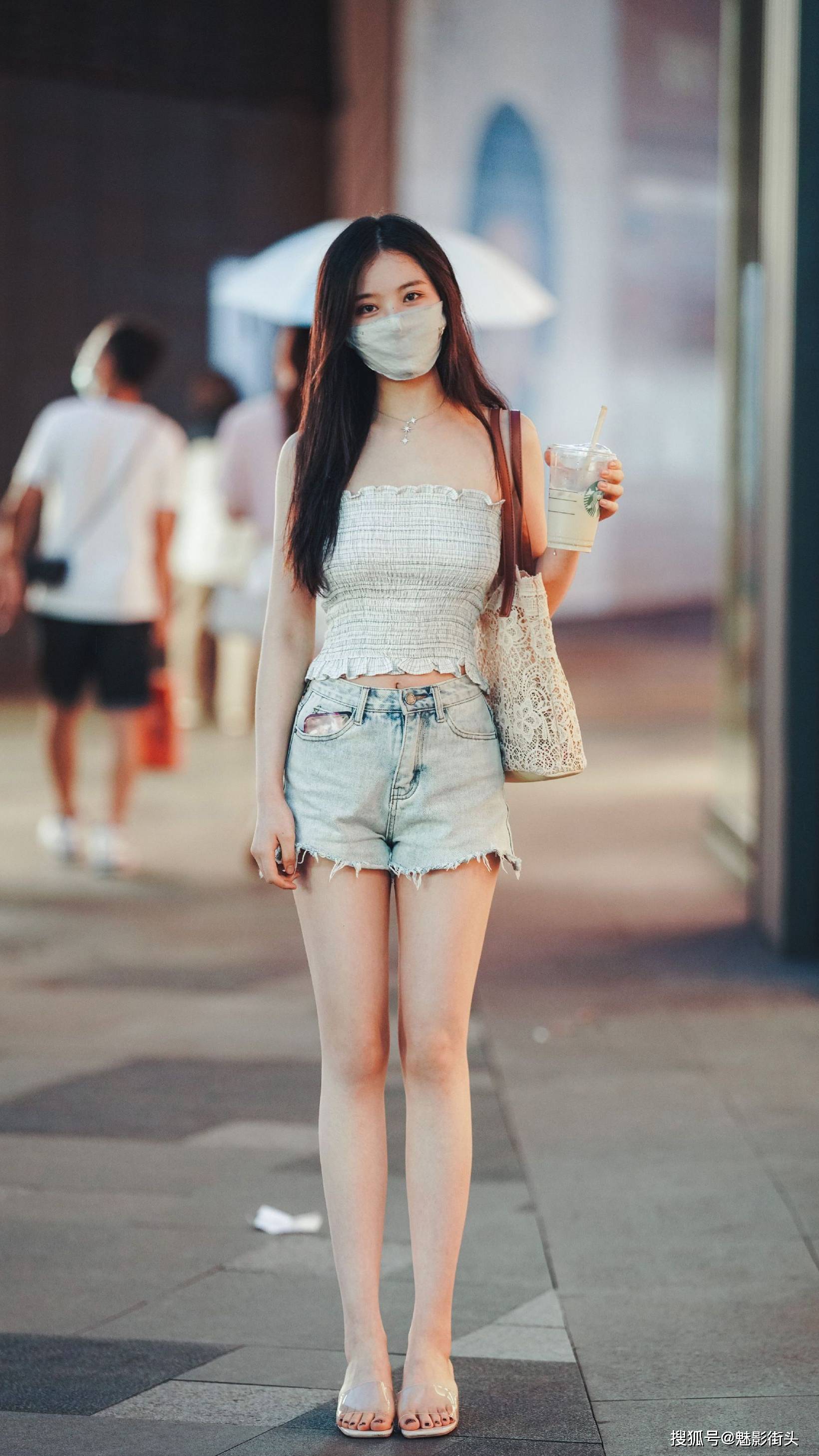 原创夏天的凉鞋款式时尚新颖,美女选择高跟凉拖鞋,增高显瘦提升气质