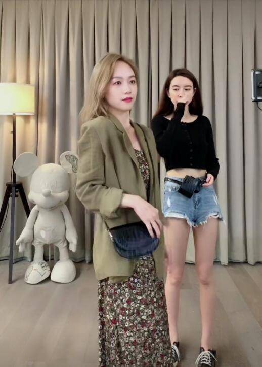 原创总裁夫人晒婚戒心情大好,简单穿搭高贵大方,张大奕穿着太寒酸?