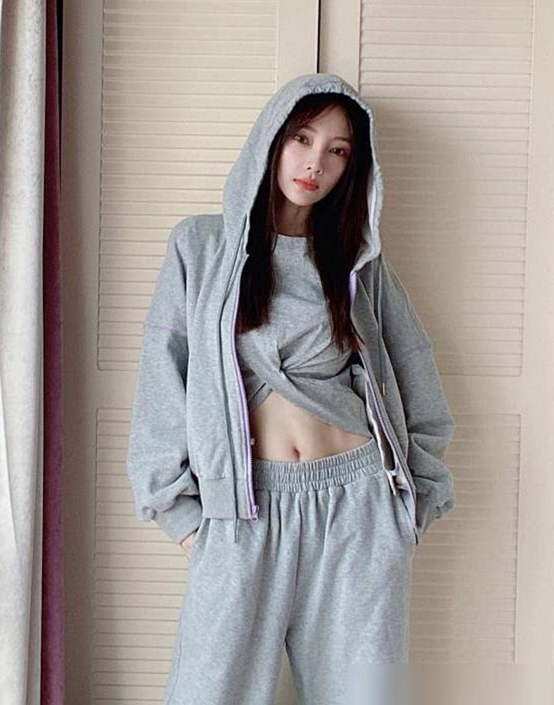 原创李小璐又"扮嫩",穿露脐装大秀傲人身材,少女感十足!