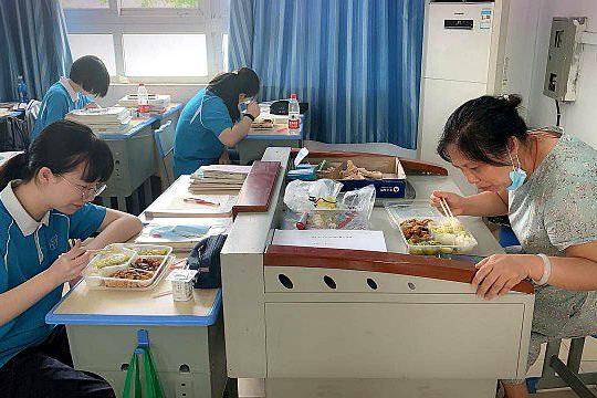 原创武汉市第十七中学,确保复课779名学生,吃得安全和健康