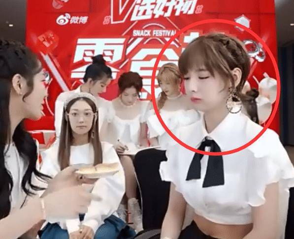 原创不愧是前队友,赵粤和鞠婧祎吃东西的方式都一样