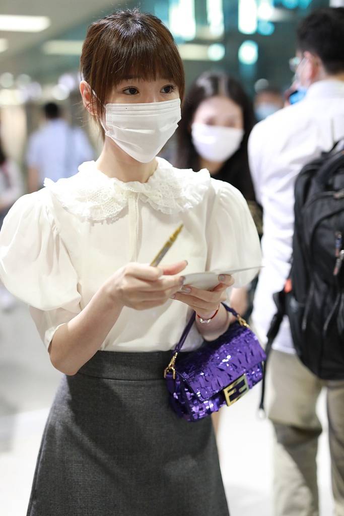 毛晓彤梳齐刘海淑女又减龄 举手投足尽显甜美气质