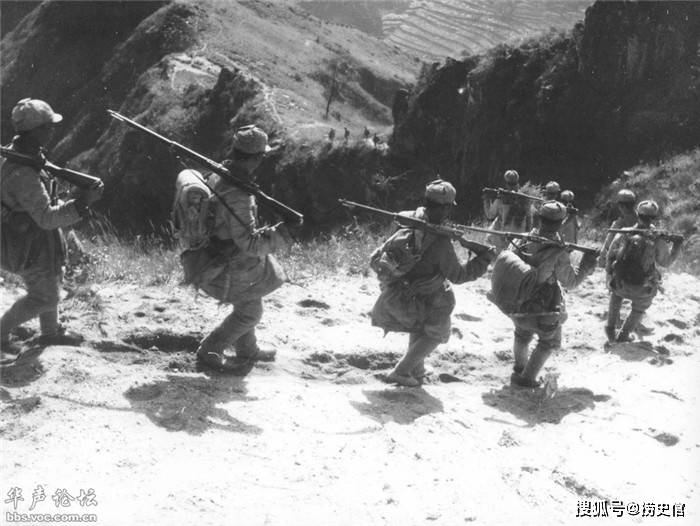 战地摄影师沙飞拍,战斗在长城上的八路军