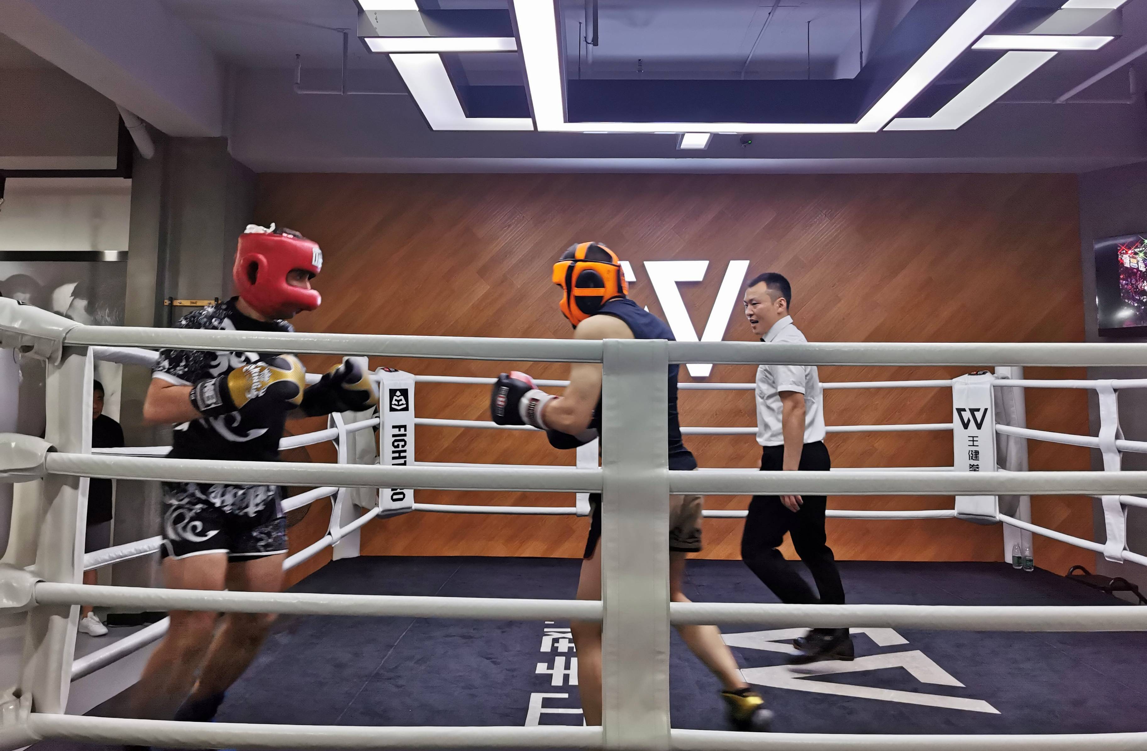 月后,举行的又一次内部交流比赛,共有5对10名学员登上拳台"实打真打"